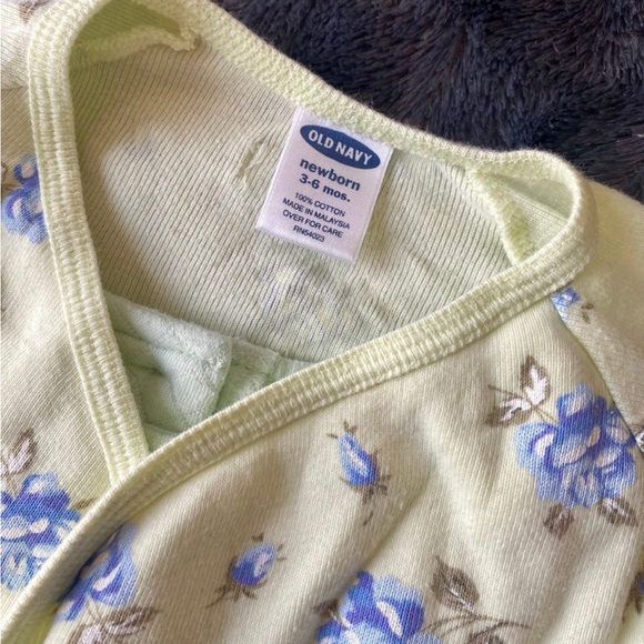 Bundle of 4 pcs cute baby girls clothing (Gap baby & Old Naby Baby) - Picture 11 of 12